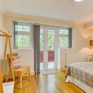redhill-town-centre-apartment-by-surrey-shortlets.brighton-hotels-england.com/