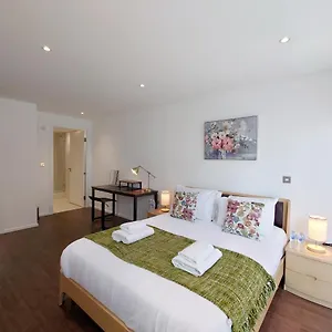 cs-fully-serviced-two-bed-apartment-by-london-excel.cambridgehotelsuk.com/